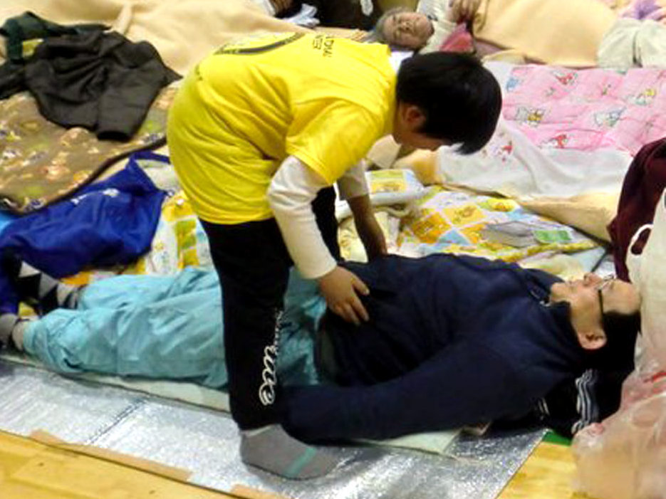 Volunteer Ministers provide hundreds of Scientology assists in shelters every day. Assists are techniques developed by L. Ron Hubbard that speed recovery from stress and trauma.
