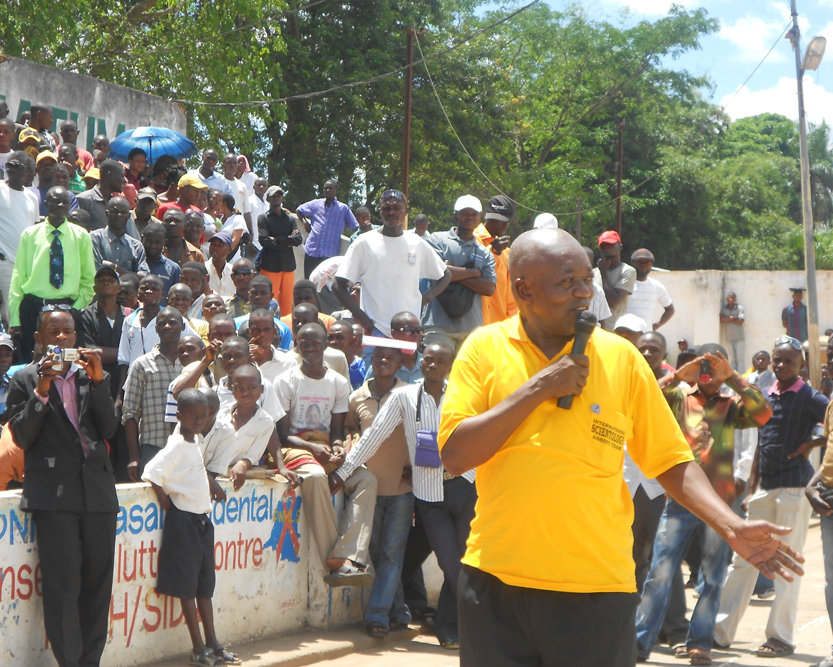 Francois Muepo welcomes the team of Scientology Volunteer Ministers in the filled Stadium de L’Espoir.