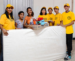 EIN STRAHLENDES GELBES ZELT AUF DER KOLUMBIANISCHEN GRENZE BRINGT VENEZOLANERN HOFFNUNG